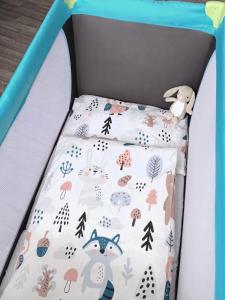 a childs crib with a woodland themed bedding at nestup - Zentrales Apartment mit Boxspringbetten, Smart-TV und ausgestatteter Küche in Kassel