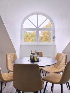 Posezení v ubytování nestup - Zentrales Apartment mit Boxspringbetten, Smart-TV und ausgestatteter Küche + 32 fotografií