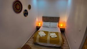 a small bedroom with a bed with towels on it at La casa de Oasis in Essaouira