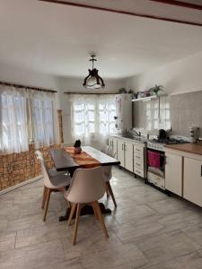 Kuchyňa alebo kuchynka v ubytovaní Chalet Mar del Plata