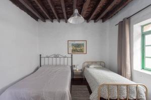 a bedroom with two beds and a window at Valverde central Isla del Hierro in Valverde