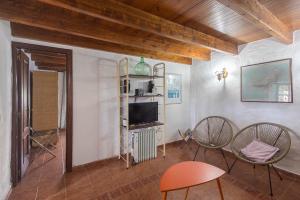 a living room with two chairs and a television at Valverde central Isla del Hierro in Valverde