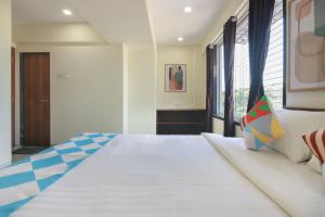 Un pat sau paturi într-o cameră la Hotel O Home Exotic Studio Kalamboli