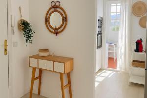 una stanza con tavolo e specchio sul muro di Playa y Comodidad en Benicàssim a Benicàssim