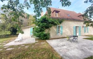 a house with a table and chairs in front of it at Charmante Maison Avec Piscine in Razac-dʼEymet +17 photos