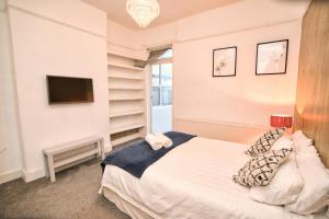 a bedroom with a bed and a tv on a wall at Entire Home in London in London