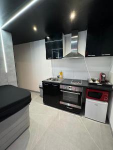 Η κουζίνα ή μικρή κουζίνα στο Suite love Squid avec Jacuzzi Privé +44 φωτογραφίες