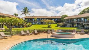 カハナにあるPolynesian Shores 111 · PS 111 Updated Condo w Ocean Views Poolのスイミングプール(椅子付)、