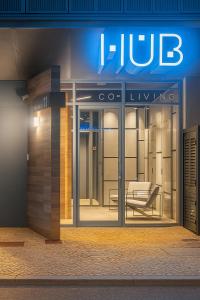 un frente de tienda con una ventana con una silla en RioDowntown Hub by RNC Flats, en Río de Janeiro