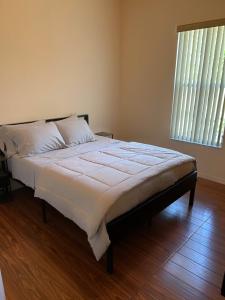 Postel nebo postele na pokoji v ubytování Sunshine Suite in Naples