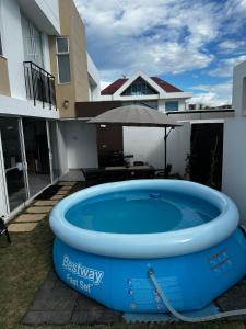 un jacuzzi en el patio trasero de una casa en Dúplex en Condominio Privado con Piscina, 
