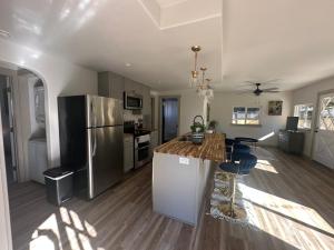 una cocina con refrigerador de acero inoxidable y encimera en Ashland Bungalow downtown, en Ashland 6 fotos más
