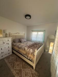 Un dormitorio con una cama y una cómoda y una ventana. en Ashland Bungalow downtown, en Ashland