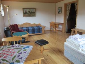 ein Wohnzimmer mit einem Bett und einem Tisch in der Unterkunft VARANGER KITE CAMP in Austertana