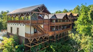 - une vue sur un grand bâtiment avec des arbres dans l'établissement Wildwood Haven Lodge - Smoky Mountain Cabin with Pool & Game Room, Sleeps 26, à Sevierville
