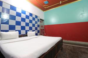 Ένα ή περισσότερα κρεβάτια σε δωμάτιο στο Capital O Honey Hotel +51 φωτογραφίες