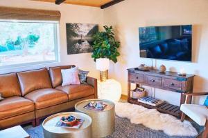TV/trung tâm giải trí tại Sedona's StarGazing Luxury Paradise. Red Rock Views!