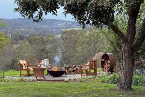 コールドストリームにあるThe Pavilion Yarra Valley luxury country retreatの炉(椅子、テーブル、グリル付) +20枚の写真