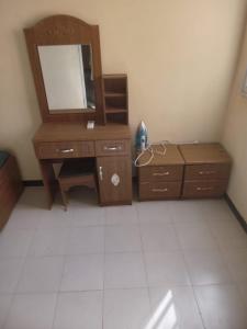 La salle de bains est pourvue d'une commode en bois et d'un miroir. dans l'établissement Hébergement 4 pièces Dakar, à Darou Rhamane 1 autre photo