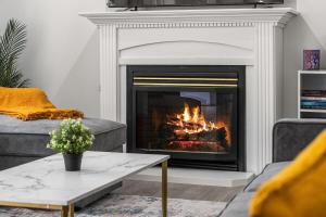 Fotografie z fotogalerie ubytování Spacious 5BR Home, 2 Kitchen, 2 Living rooms - 14 Min to Airport, 8 Min to Downtown &Zoo v destinaci Calgary