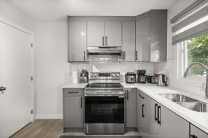 Kuchyň nebo kuchyňský kout v ubytování Spacious 5BR Home, 2 Kitchen, 2 Living rooms - 14 Min to Airport, 8 Min to Downtown &Zoo + 58 fotografií