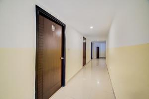 ハイデラバードにあるHotel O Kachiguda Railway Stationの二戸廊下