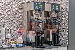 バーバンクにあるエクステンディッド ステイ アメリカ ロサンゼルス バーバンク エアポートの店内のカウンターにコーヒーメーカー