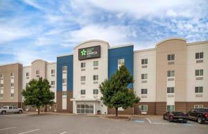 Vista exterior de un hotel con estacionamiento. en Extended Stay America Suites - McAlester - Hwy 69, en McAlester