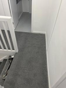 Kentにある38 hemingburgh driveの白いドアと床の廊下