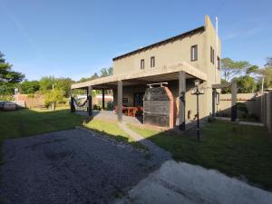 an old building with a stone fireplace in the yard at El rancho de la familia in Tristán Suárez