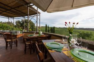 Podere Torricella في Montagnana Val di Pesa: مطعم بطاولات وكراسي على فناء