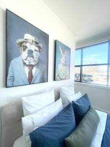 una sala de estar con sofá y una foto de un perro en Love Our Loft, en Napier