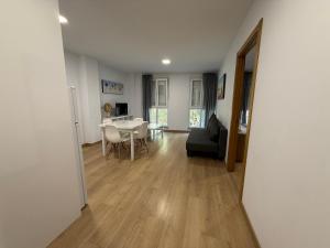un salon avec une table et une salle à manger dans l'établissement SF40 Vut, à Lugo 4 autres photos