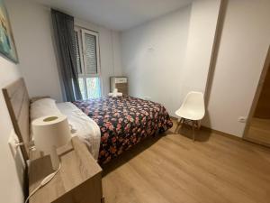 une chambre avec un lit et une chaise dedans dans l'établissement SF40 Vut, à Lugo