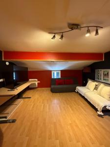 杜尔涅Maison de village , terrasse et spa的房间里有一张床和一张沙发的卧室