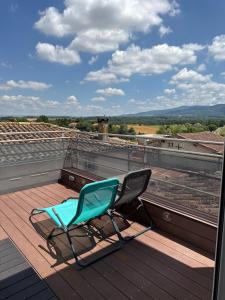 杜尔涅Maison de village , terrasse et spa的美景甲板上的绿色椅子 更多24张照片