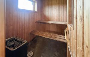 FurudalにあるLovely Home In Furudal With Saunaの小屋の中にゴミ箱がある小さな部屋
