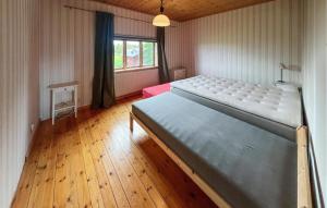 FurudalにあるLovely Home In Furudal With Saunaの大きなベッドと窓のある寝室