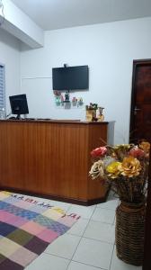 una hall con reception con fiori di Pousada Refúgio da Serra a São Thomé das Letras Altre 71 foto