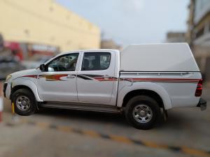 SangalkamにあるVILLA 379 Cité Les Manguiers de BAMBILORの赤と白のストライプが入った白いピックアップトラック +11枚の写真