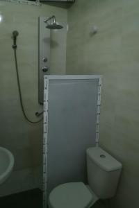 SangalkamにあるVILLA 379 Cité Les Manguiers de BAMBILORのシャワー、トイレ、洗面台を備えたバスルーム