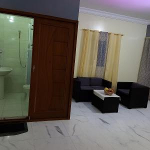 SangalkamにあるVILLA 379 Cité Les Manguiers de BAMBILORのバスルーム(シャワー、トイレ付)、ガラスドアが備わります。