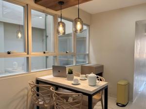 a dining room with a table with a laptop and chairs at Hotel Limamar in Lima
