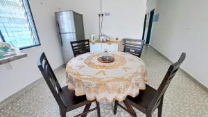 einen Esstisch mit einem Tischtuch drauf in der Unterkunft MediSehat Budget Stay, Near Mount Miriam Cancer Hospital in Tanjung Bungah