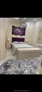 Un dormitorio grande con una cama grande y una alfombra. en The Grand Classic Apartment, en Tashkent 31 fotos más