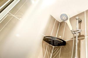 a bathroom with a toothbrush in a shower at Stylish Leeds City Centre 2BR - Free Parking - 2 Mins to First Direct Arena in Central Station