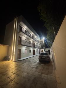 パルナイバにあるApartamento Ana Alves Residence - Parnaíba - Piauíの夜間の建物前に停車する車