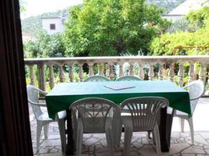 d'une table et de chaises vertes sur un balcon dans l'établissement Apartments Miki Rogoznica - Comfort Two Bedroom Apartment with Terrace, à Podglavica