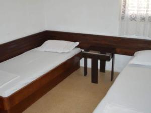 una camera con due letti e una scrivania di Apartments Miki Rogoznica - Classic Two Bedroom Apartment with Terrace a Podglavica