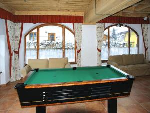 Una sala de estar con una mesa de billar. en Bright apartment with infrared cabin, cleaning included, en Niederau